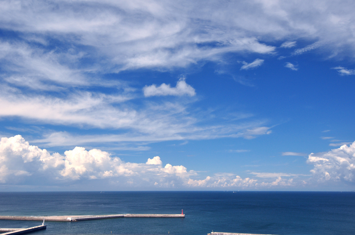 空と漁港